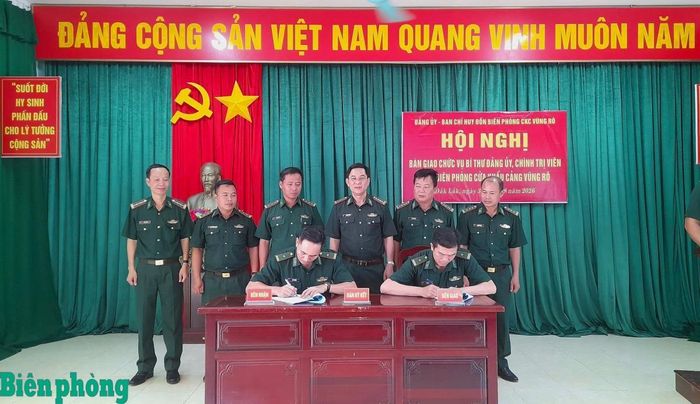 Thiếu tá Vũ Lý Huỳnh và Thiếu tá Lê Minh Thao ký biên bản bàn giao. Ảnh: Xuân Điền