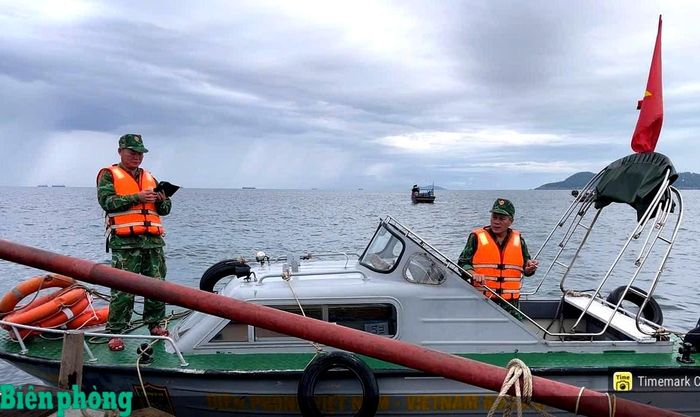 Đồn Biên phòng cửa khẩu cảng Cửa Lò - Bến Thủy hỗ trợ gia đình ngư dân trục vớt phương tiện bị chìm trên biển. Ảnh: Lê Thạch