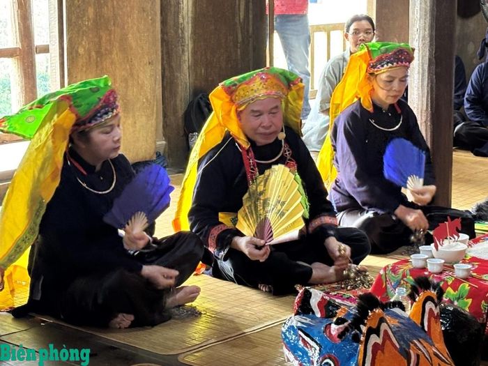 Các nghệ nhân và người dân tộc Nùng tỉnh Cao Bằng tái hiện nghi thức cầu mùa tại Làng Văn hóa - Du lịch các dân tộc Việt Nam ngày 30/8. Ảnh: Bích Nguyên