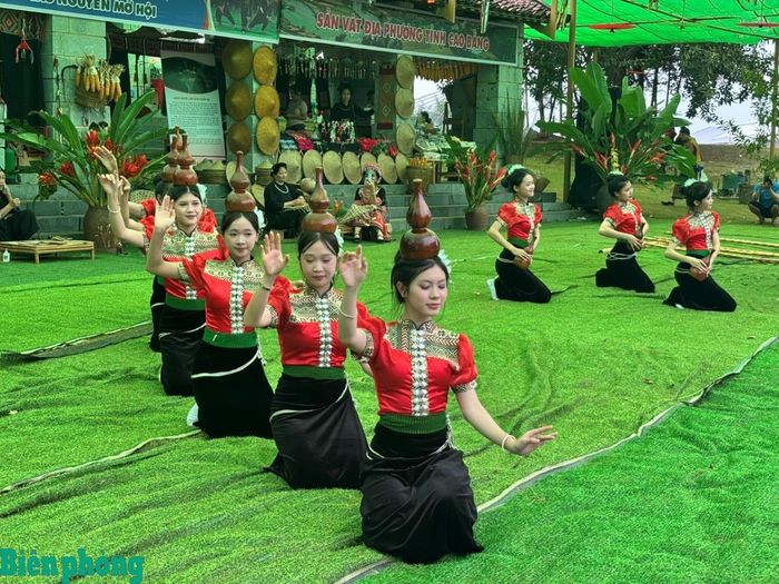 Đồng bào các dân tộc thiểu số biểu diễn dân ca, dân vũ phục vụ du khách. Ảnh: Bích Nguyên