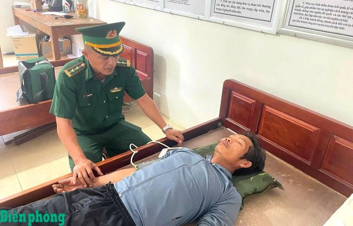Ngư dân được quân y Đồn Biên phòng Hòa Hiệp Nam chăm sóc sức khỏe. Ảnh: Ngọc Lân