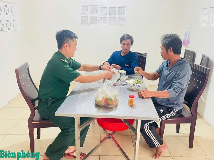 Các ngư dân gặp nạn được Đồn Biên phòng bố trí nơi ăn nghỉ. Ảnh: Ngọc Lân