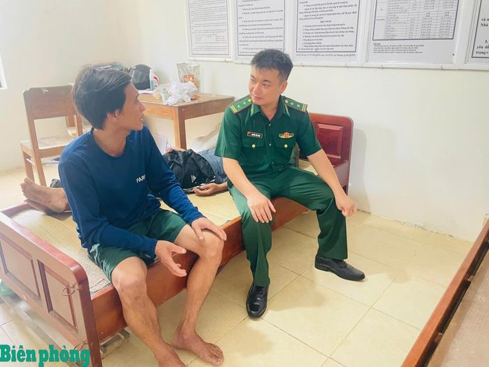 Đại diện Chỉ huy Đồn Biên phòng Hòa Hiệp Nam gặp gỡ thăm hỏi 2 ngư dân bị gặp nạn. Ảnh: Ngọc Lân
