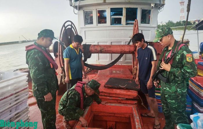 Cán bộ Hải đoàn Biên phòng 38 kiểm tra khoang chứa dầu trên tàu cá SG-66385-TS. Ảnh: Hà Vinh