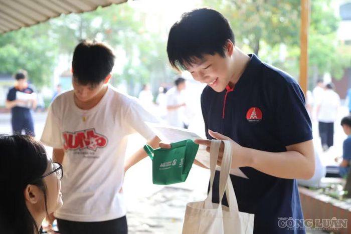 Trong khi tâm lý xã hội vẫn coi học THPT là lựa chọn phổ biến, việc hạn chế chỉ tiêu có thể khiến cạnh tranh vào lớp 10 gay gắt hơn, từ đó làm tăng áp lực thi cử, học thêm và dạy thêm.