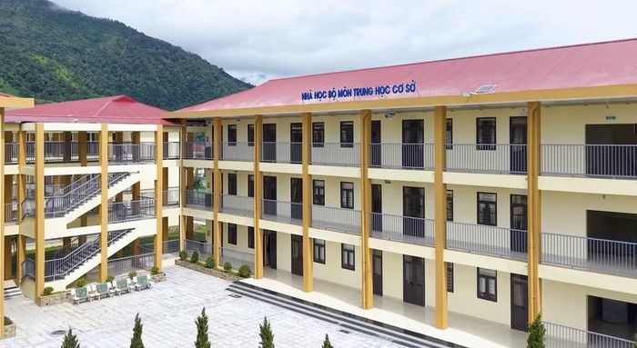 Trường Phổ thông nội trú liên cấp Pa Tần đã hoàn tất các hạng mục, cơ sở vật chất, cảnh quan và khuôn viên trường. Ảnh: Công an tỉnh Lai Châu