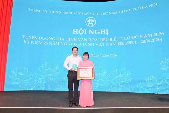 Gia đình chị Nguyễn Thị Huyền Trang và anh Phan Trường Giang (Phường Kiến Hưng) được Chủ tịch UBND Thành phố Hà Nội tặng Bằng khen và tuyên dương là Gia đình văn hóa tiêu biểu Thủ đô năm 2026. Ảnh: NVCC.