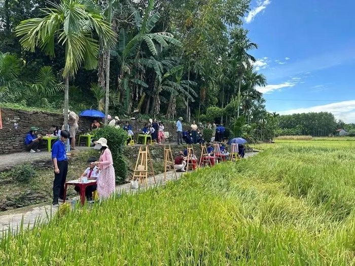 Hội thi mỹ thuật “Lộc Yên - sắc màu tuổi thơ” được tổ chức tại làng cổ Lộc Yên. Ảnh: Khánh Chi