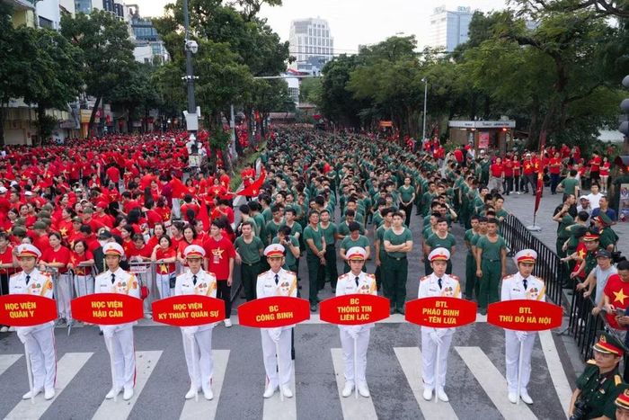 Hàng nghìn người dân, quân nhân tham gia “Cùng Việt Nam tiến bước” tại khu vực Đông Kinh Nghĩa Thục, Hà Nội, sáng 30/8.