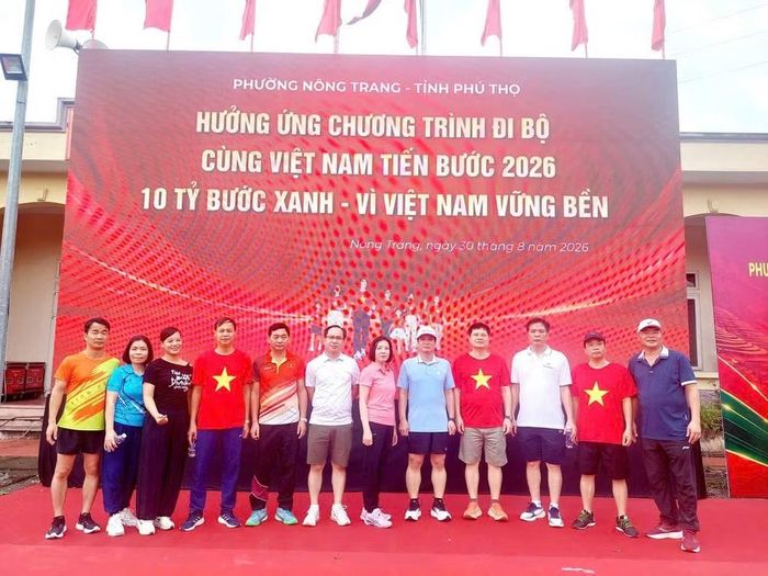 Các đồng chí lãnh đạo phường Nông Trang tham gia chương trình đi bộ "Cùng Việt Nam tiến bước" năm 2026. Ảnh: Thanh Hoài