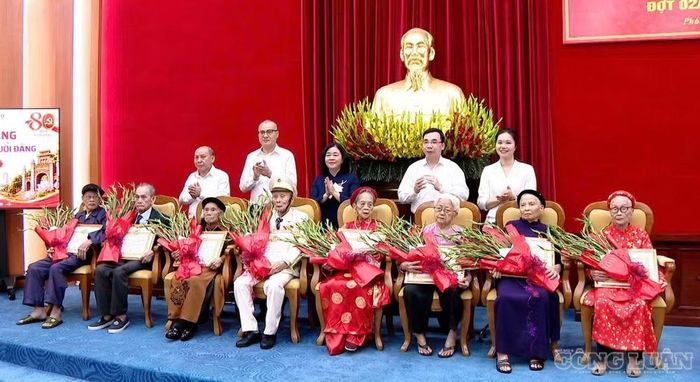 Chủ tịch Ủy ban Trung ương Mặt trận Tổ quốc Việt Nam Bùi Thị Minh Hoài và Bí thư Tỉnh ủy Phú Thọ Phạm Đại Dương đã trân trọng gắn Huy hiệu Đảng và trao Quyết định cho các đảng viên lão thành tại buổi lễ - Ảnh: Phùng Thọ.