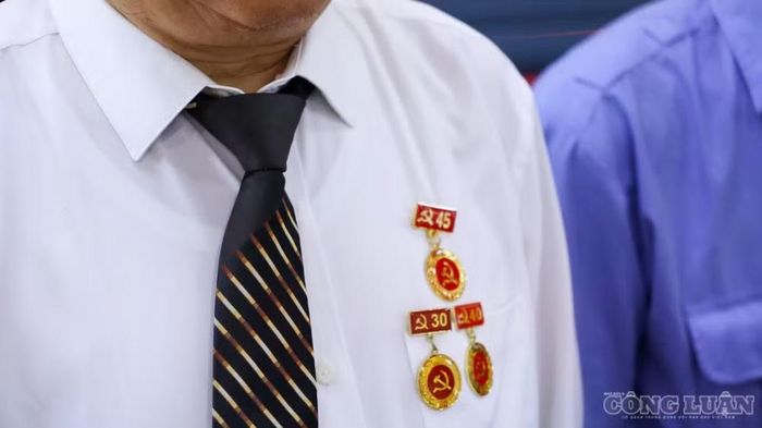 Những tấm huy hiệu Đảng minh chứng của lòng kiên trung của những đảng viên trên quê hương Đất Tổ - Ảnh: Phùng Thọ.