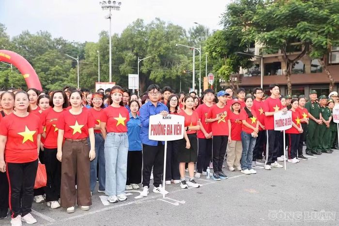Ngay từ sáng sớm, hàng nghìn cán bộ, chiến sĩ và nhân dân có mặt tại quảng trường nhà hát TP Hải Phòng tham gia chương trình đi bộ "Cùng Việt Nam tiến bước".