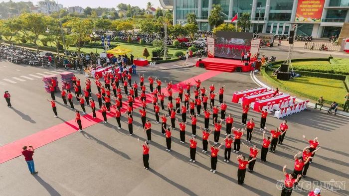 Chương trình biểu diễn nghệ thuật được chuẩn bị chu đáo, mang đến những màn trình diễn vô cùng ấn tượng.