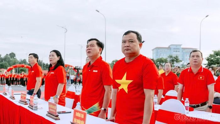 Các đại biểu tham dự buổi lễ.