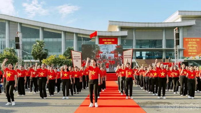 Tại Trung tâm Hội nghị tỉnh bừng lên không khí rộn ràng, tươi vui của ngày hội 'Cùng Việt Nam tiến bước.