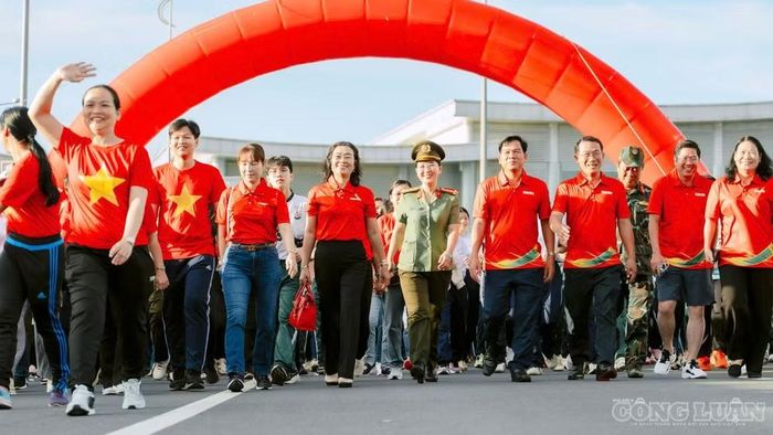Lãnh đạo, đại biểu và nhân dân Vĩnh Long cùng nhau tiến bước.