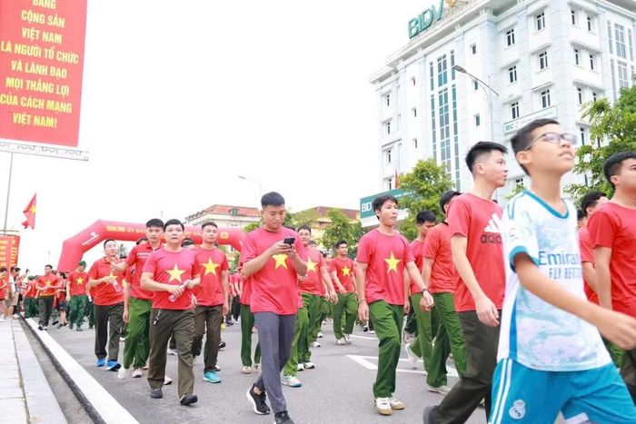 Cán bộ, chiến sĩ lực lượng Công an cùng người dân hòa chung những bước chân, lan tỏa tinh thần đoàn kết và rèn luyện sức khỏe.
