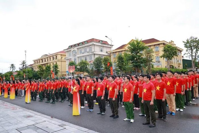 Cán bộ, chiến sĩ Công an nhân dân cùng người dân sải bước. Khoảng cách giữa lực lượng làm nhiệm vụ và quần chúng được thu hẹp trong một hoạt động cộng đồng gần gũi, thiết thực.