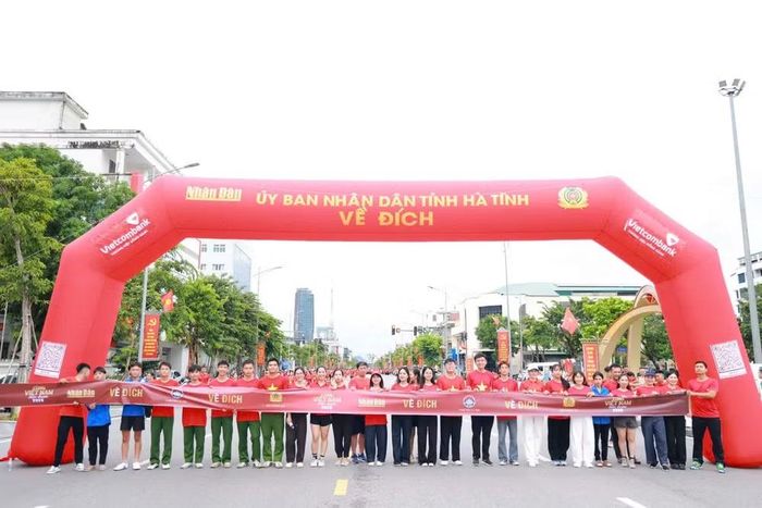 Không khí sôi nổi trên cung đường “Cùng Việt Nam tiến bước”. Những bước chân bình dị đang góp vào một hành trình lớn hơn - hành trình vì một Việt Nam khỏe mạnh và bền vững.