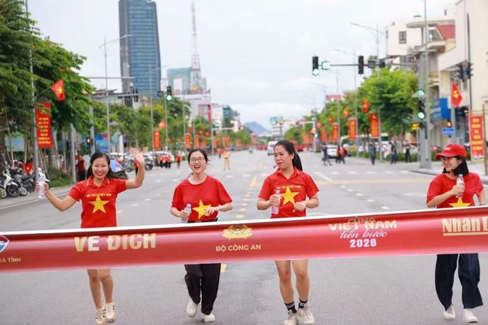 Nụ cười trên đường đi bộ. Sau mỗi bước chân là niềm vui được vận động, được gặp gỡ và được trở thành một phần của cộng đồng.
