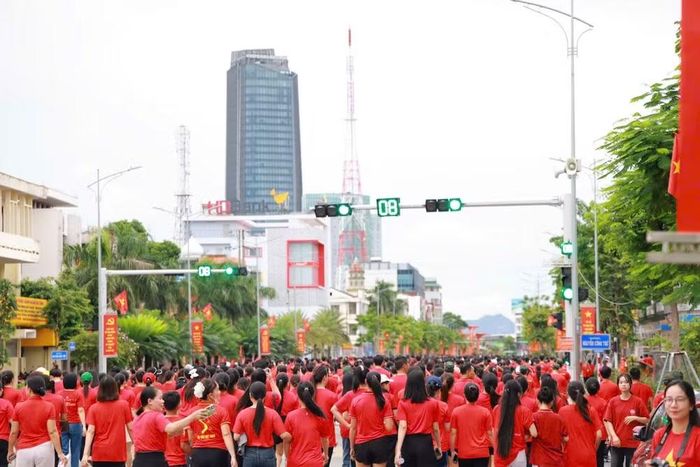 Không cần một sân khấu lớn, những con đường quen thuộc cũng trở thành đường chạy của tinh thần cộng đồng khi người dân các địa phương cùng nhau hưởng ứng chương trình.