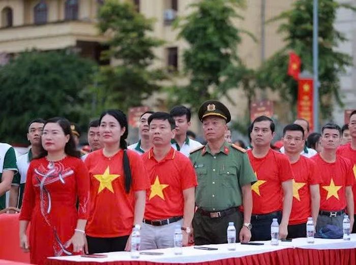 Các đồng chí đại diện lãnh đạo tỉnh Hà Tĩnh cùng đông đảo người dân trên địa bàn tham gia chương trình "Cùng Việt Nam tiến bước"