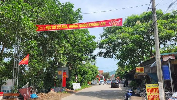 Những khẩu hiệu tăng thêm không khí rộn rã trên đường quê xã Tu Vũ - Ảnh: Phùng Thọ.
