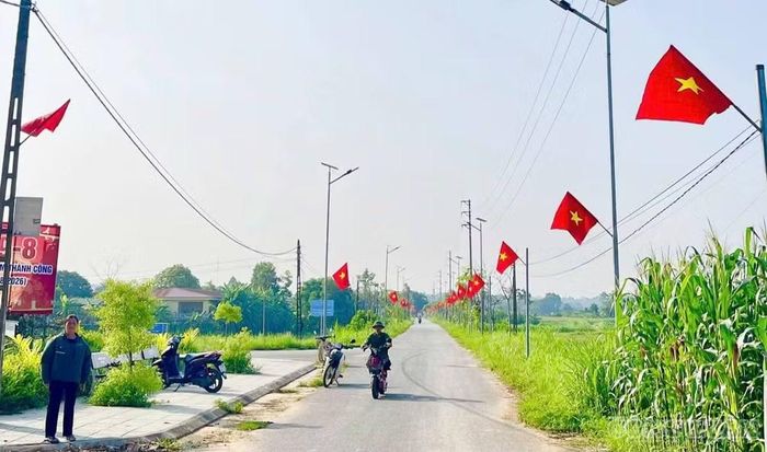 Những con đường ở xã Phú Khê rợp màu đỏ của hàng cờ tung bay - Ảnh: Phùng Thọ.