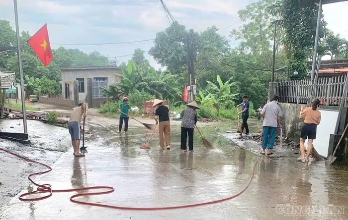 Người dân ở xã Phú Khê đồng loạt ra quân dọn dẹp vệ sinh môi trường cho thôn xóm sạch sẽ chào đón ngày 2/9 - Ảnh: Phùng Thọ.