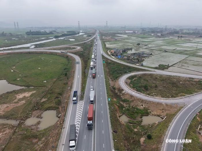 Lượng phương tiện di chuyển trên các tuyến cao tốc Bắc – Nam tăng đột biến dịp Quốc khánh 2/9.