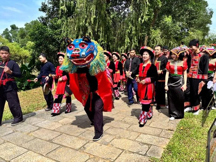 Màn múa Kỳ Lân (Loòng phụ) sau phần lễ mang ý nghĩa xua đuổi tà ma, dịch bệnh, cầu may mắn, hạnh phúc và thể hiện tinh thần thượng võ của đồng bào vùng cao. Ảnh: BTC
