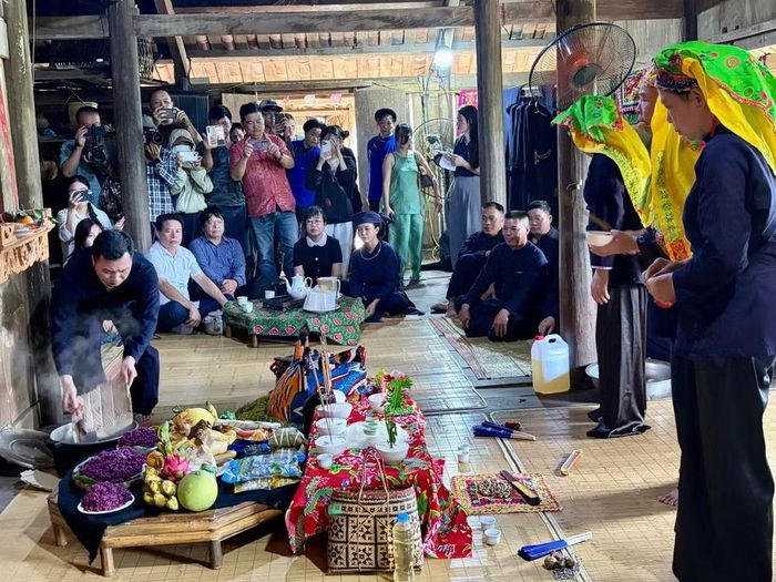 Nghi lễ cầu mùa của đồng bào Nùng xóm Cao Chương thu hút đông đảo người dân, du khách. Ảnh: BTC