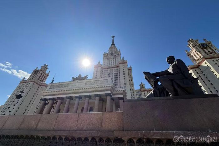 Từ vị trí này, du khách có thể phóng tầm mắt về phía khu vực Luzhniki và một phần rộng lớn của Moscow. Chính vị trí cùng quy mô kiến trúc đặc biệt khiến tòa nhà MGU trở thành một trong những điểm nhấn nổi bật của thủ đô nước Nga