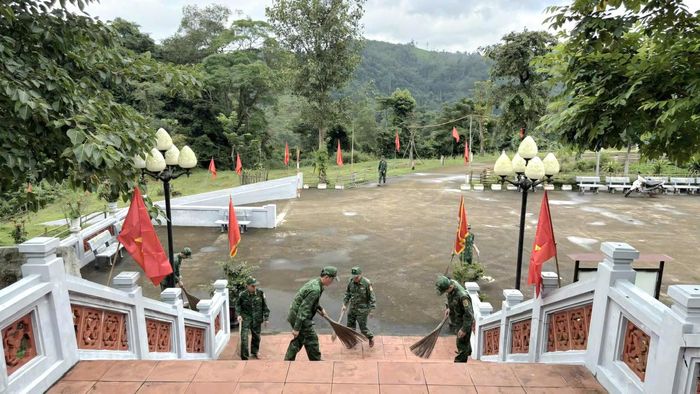 Cán bộ, chiến sĩ Đồn Biên phòng Cà Roòng vệ sinh, chỉnh trang khuôn viên Đền tưởng niệm liệt sĩ Trường Sơn - Đường 20 Quyết Thắng. (Ảnh: BĐBP Quảng Trị)