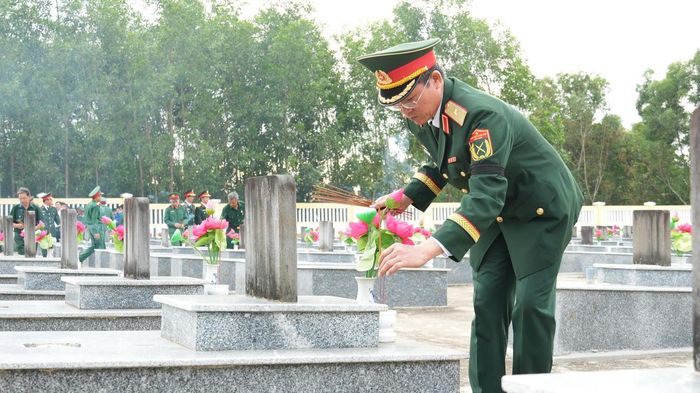 Thiếu tướng Lương Đình Chung, Chính ủy Quân khu 5 thắp hương các Anh hùng liệt sĩ tại Nghĩa trang (ảnh Vân Anh)