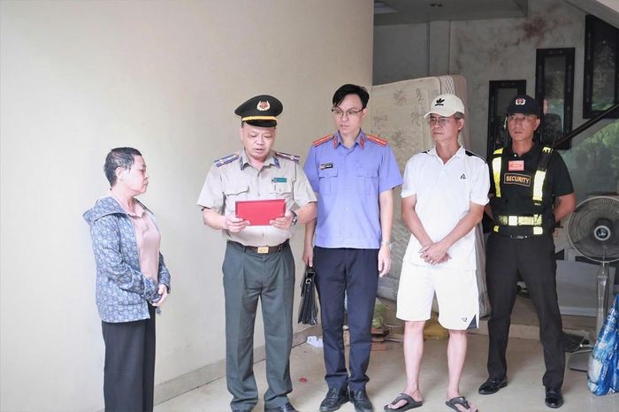 Chấp hành viên Thi hành án dân sự khu vực 5 - Hải Phòng thực hiện nhiệm vụ, (Ảnh: ANHP)