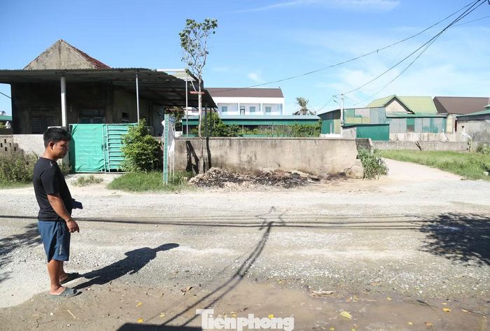 “Khoảng tháng 7/2026, lượng xe tải chạy qua tuyến đường tăng lên đáng kể. Xe tải chạy nhiều, người dân phản ánh nhiều lần. Sau đó, phía doanh nghiệp có cho đổ đá vào một số đoạn đường hư hỏng, nhưng đây chỉ là giải pháp tạm thời”, anh Trần Quang Thắng (trú khối Mỹ Thịnh, phường Vinh Phú) cho hay.