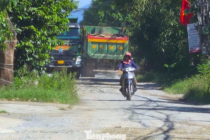  Do mặt đường hẹp, khi hai xe tải đi ngược chiều, một phương tiện phải dừng hoặc nép sát vào lề để xe còn lại di chuyển qua. Việc xe tải trọng lớn thường xuyên lưu thông cũng khiến người dân lo ngại tuyến đường vốn đã xuống cấp﻿ càng nhanh hư hỏng. 