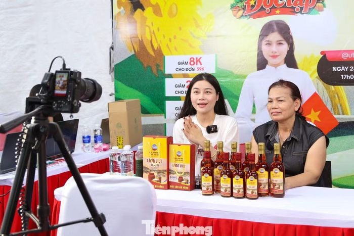 Thông qua phiên chợ, các hộ sản xuất, hợp tác xã cũng có cơ hội mang những sản phẩm địa phương đến gần hơn với du khách. Bên cạnh đó, ban tổ chức cũng triển khai phiên livestream bán hàng với sự tham gia của các KOLs, Tiktoker..., giúp các đơn vị quảng bá sản phẩm trên các nền tảng trực tuyến.