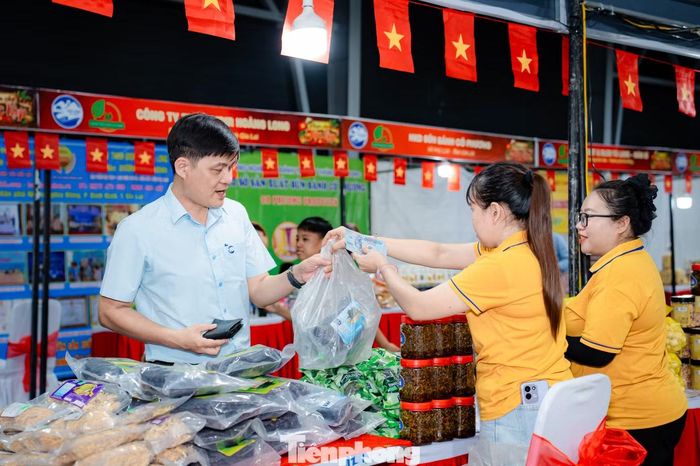Trong không gian rực sắc cờ, các gian hàng giới thiệu nhiều sản vật của vùng núi phía Tây Đà Nẵng cùng đặc sản, sản phẩm OCOP của thành phố. Từ nông sản, thực phẩm chế biến đến các sản phẩm thủ công, mỗi gian hàng mang đến một câu chuyện riêng về vùng đất, con người và sinh kế địa phương.