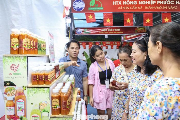 "Những phiên chợ gắn với các hoạt động văn hóa - du lịch như thế này giúp mở ra dư địa tiêu thụ cho các sản phẩm địa phương thông qua khách du lịch”, ông Nguyễn Việt Dũng (chủ cơ sở nước mắm trên địa bàn phường Hải Vân) cho biết.