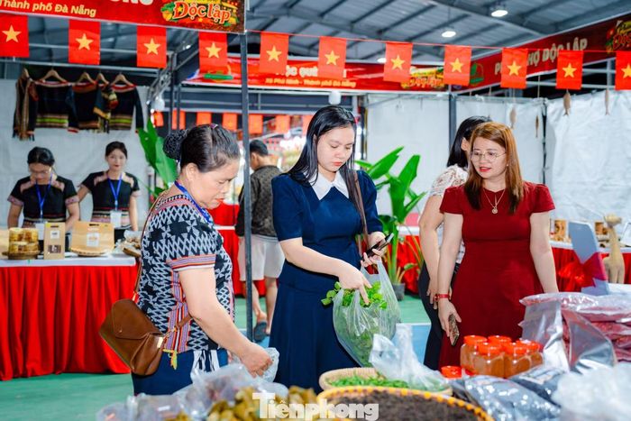 Chị Nguyễn Thị Thu (xã Duy Xuyên, TP. Đà Nẵng) ghé phiên chợ để tham quan, trải nghiệm không gian văn hóa và mua sắm các sản phẩm đặc trưng được giới thiệu tại đây. “Phiên chợ không chỉ bày bán rất nhiều sản phẩm sạch, an toàn, chất lượng mà còn mang đến những trải nghiệm văn hóa rất độc đáo”, chị Thu nói.