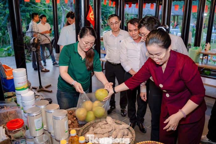 Nằm trong khuôn khổ Tuần lễ Festival - Hải Vân Sắc màu đại ngàn năm 2026, phiên chợ thu hút người dân Đà Nẵng tìm đến tham quan, mua sắm và trải nghiệm các hoạt động văn hóa truyền thống.