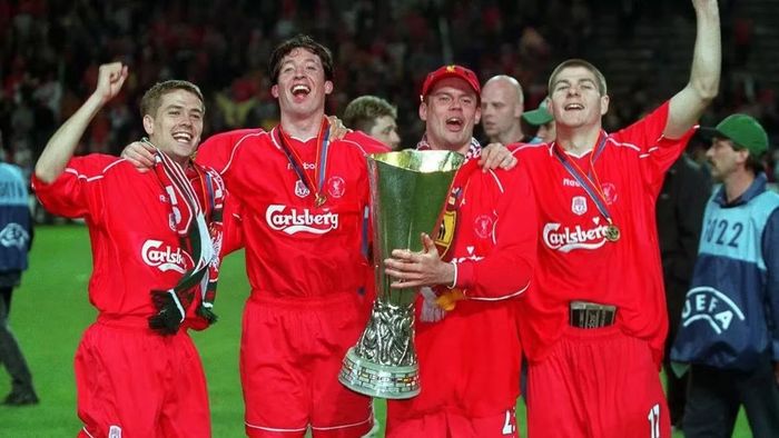  Những cầu thủ Premier League thời ấy mới phất lên và chưa có nhiều kinh nghiệm về quản lý tài chính. 