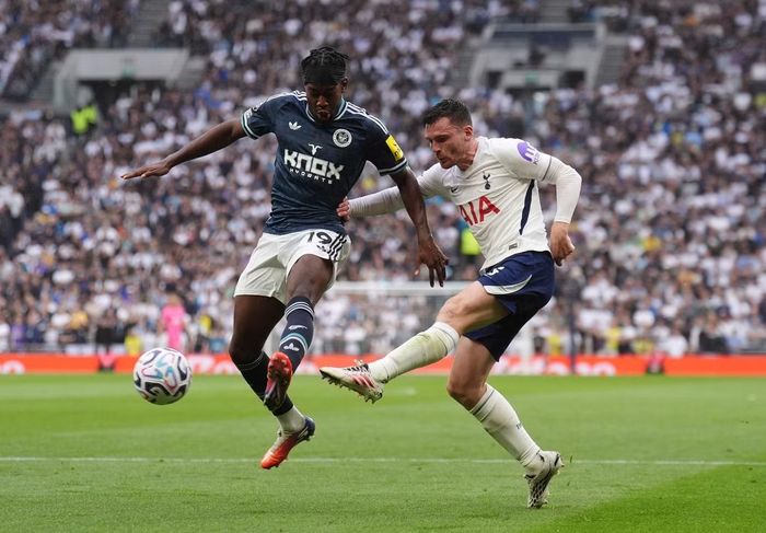 Tottenham (áo trắng) nhập cuộc chủ động và tạo ra khá nhiều cơ hội nguy hiểm trong hiệp 1.