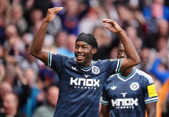 Elanga ăn mừng sau khi ghi bàn mở tỷ số cho Newcastle.