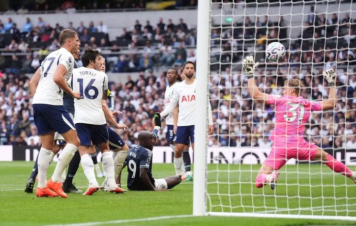Wissa (số 9) ngả người móc bóng tung lưới Tottenham, ấn định thắng lợi 2-0 cho đội khách.