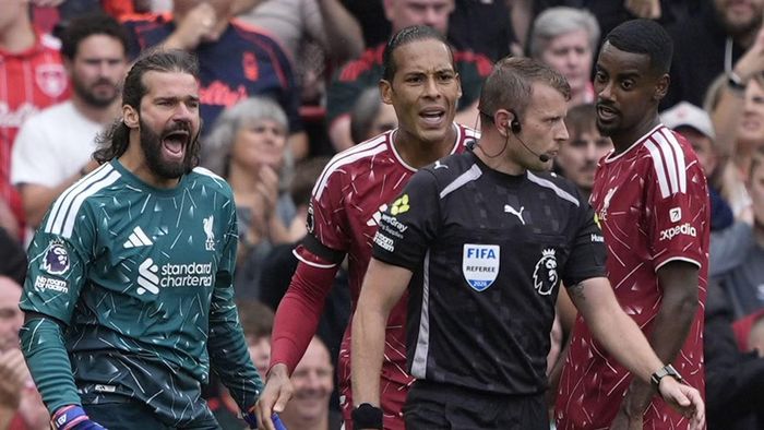 Các thành viên Liverpool chất vấn trọng tài sau tình huống tranh cãi