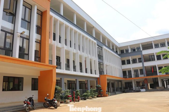 Năm học này, thầy và trò nhà trường đón niềm vui mới khi 3 dãy nhà được UBND tỉnh Lào Cai đầu tư xây dựng, bàn giao đưa vào sử dụng tại hai điểm trường, với tổng kinh phí hơn 28 tỷ đồng. Thầy giáo Lò Văn Liên, Hiệu trưởng nhà trường cho biết, năm học 2026 - 2027, toàn trường dự kiến có 876 học sinh tại hai điểm trường chính và điểm trường lẻ.